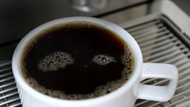 用咖啡机煮速溶咖啡视频素材