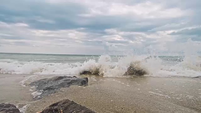 海浪拍打着海岸线视频素材