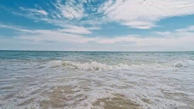 海浪拍打着海岸线视频素材