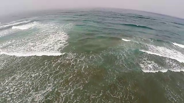 无人驾驶飞机飞越加利福尼亚北部的海浪向海岸后退视频素材