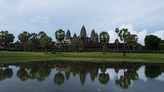 风暴云在吴哥窟寺庙的水池中形成和反射的时间流逝视频素材