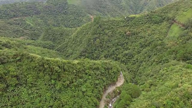 落基的山，崎岖的路，充满了天然生长的树木。无人机空中视频素材