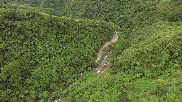 落基的山，崎岖的路，充满了天然生长的树木。无人机空中视频素材