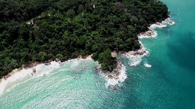 鸟瞰图无人机拍摄的海景在泰国普吉岛海滩与海浪撞击岩石视频素材