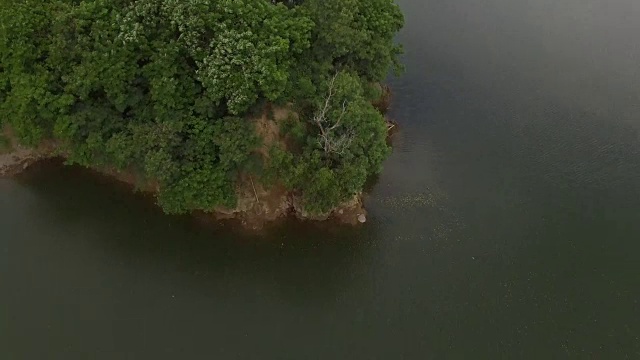 湖上小岛上有水电站大坝水库。无人机空中拍摄视频素材