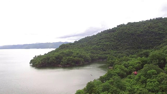 大型水库的水电大坝淹没了部分山腰。空中无人机拍摄的视频素材