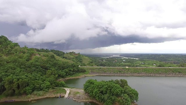 湖上小岛上有水电站大坝水库。无人机空中拍摄视频素材