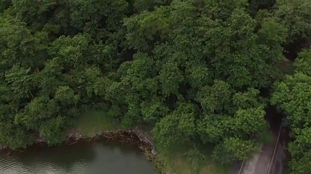 对接码头上的湖泊水电大坝水库。无人机空中拍摄视频素材