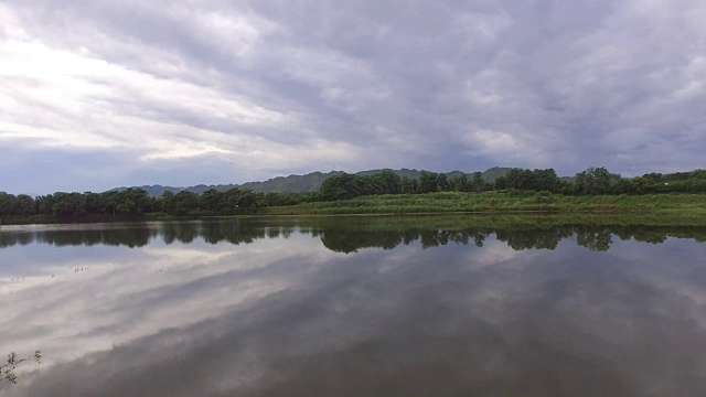 在低地山谷中有一大片巨大的人工鱼塘。无人机空中视频素材