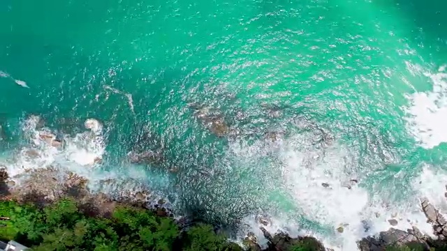 无人机拍摄的海景风景海浪撞击岩石视频素材