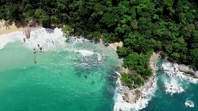 无人机拍摄的海景风景海浪撞击岩石视频素材