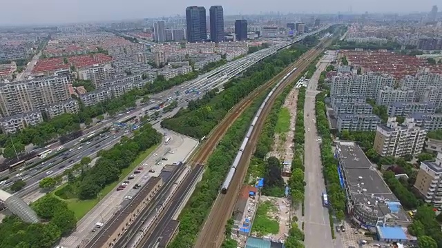 多个高速公路和立交桥尖峰时段交通鸟瞰图/中国上海视频素材