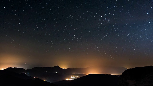 星星在星夜乡村交通时间流逝从白天到夜晚视频素材