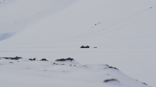 在北极，斯匹次卑尔根群岛，斯瓦尔巴特群岛的雪地探险视频素材