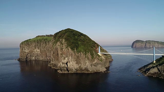 乌连岛(韩国东海唯一的岛屿城市)的Gwaneumdo岛在夏天的景色视频素材