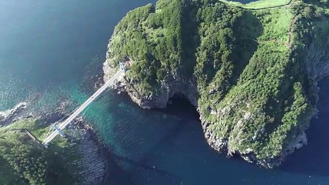 在乌伦岛(韩国东海唯一的岛屿城市)夏天的Gwaneumdo岛和桥视频素材