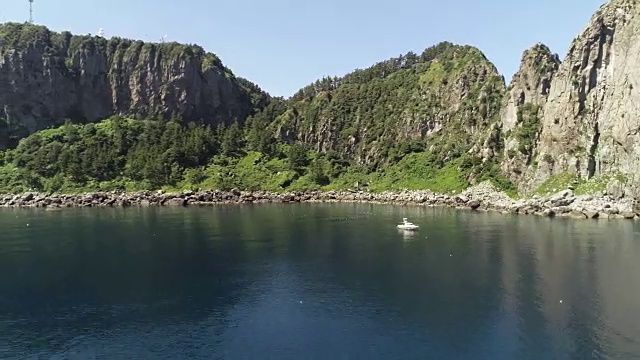 乌连岛(韩国东海唯一的岛屿城市)的大彭根悬崖(落基山)在夏天视频素材