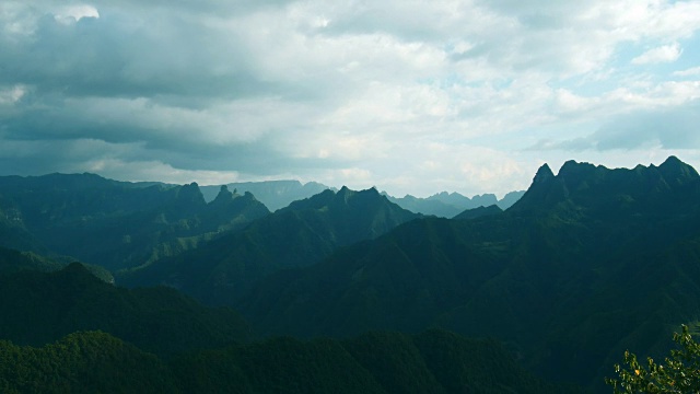 山脉中的延时云视频素材