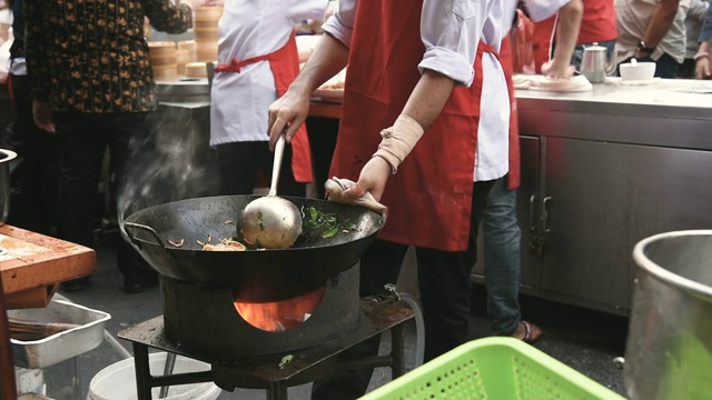 烹饪曼谷街头小吃视频素材