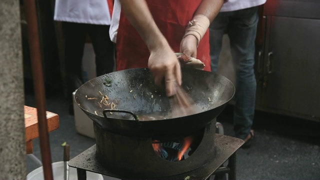 烹饪曼谷街头小吃视频素材