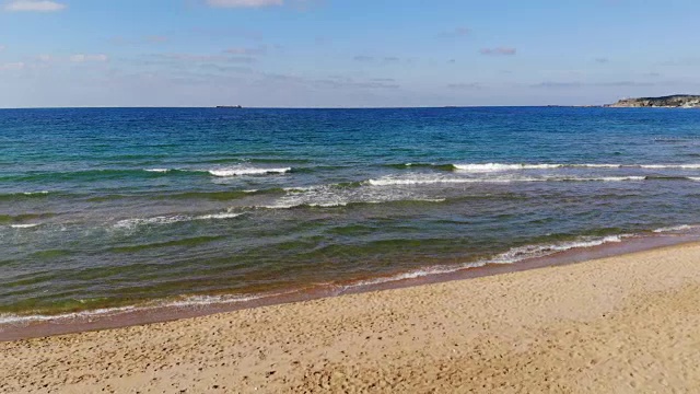 透明的波浪在沙滩上翻滚，黑海视频素材