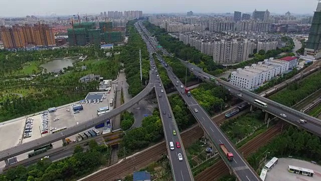 多个高速公路和立交桥尖峰时段交通鸟瞰图/中国上海视频素材