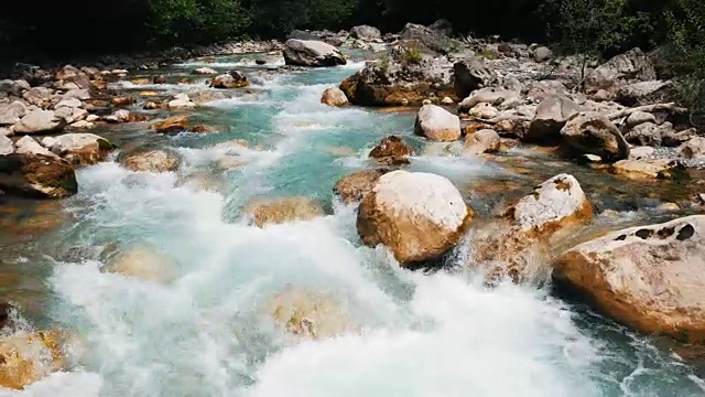 山河连绵，山水自然。清澈的水在巨石间流动视频素材