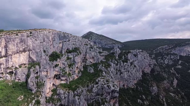 普罗旺斯的名胜——韦尔东峡谷。摄像机从左到右平稳旋转。视频素材