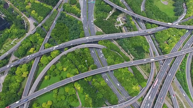 多个高速公路和立交桥尖峰时段交通鸟瞰图/中国上海视频素材