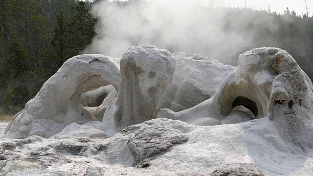 黄石洞穴间歇泉的特写视频素材