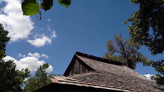 老木屋屋顶低角度平移视频视频素材