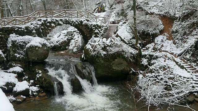 Schiessentuempel瀑布在Mullerthal山谷附近的Mullerthal在冬季，Echternach，欧洲卢森堡视频素材