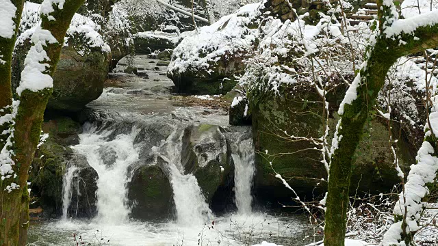 Schiessentuempel瀑布在Mullerthal山谷附近的Mullerthal在冬季，Echternach，欧洲卢森堡视频素材