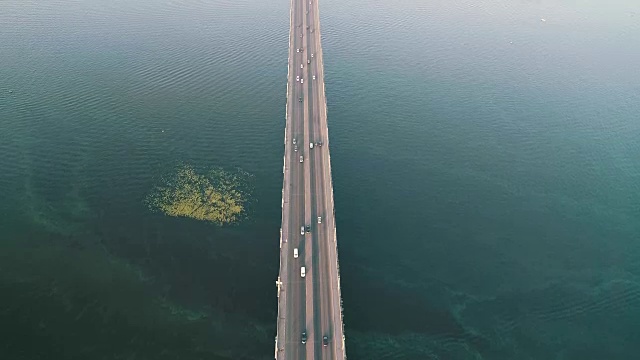 架桥俯视图公路汽车交通的多辆车，交通理念视频素材