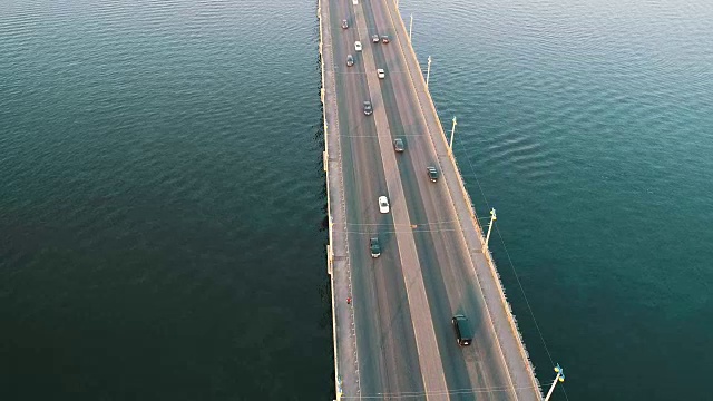 架桥俯视图公路汽车交通的多辆车，交通理念视频素材