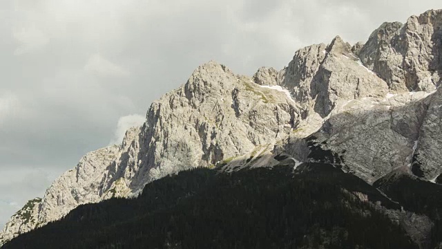 时间流逝的云和阳光移动在巴伐利亚阿尔卑斯山的祖格斯匹兹山德国旅行徒步旅行欧洲视频素材