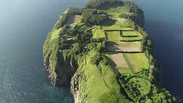 在乌连岛(韩国东海唯一的岛屿城市)的Jukdo岛和海滩在夏天的观点视频素材