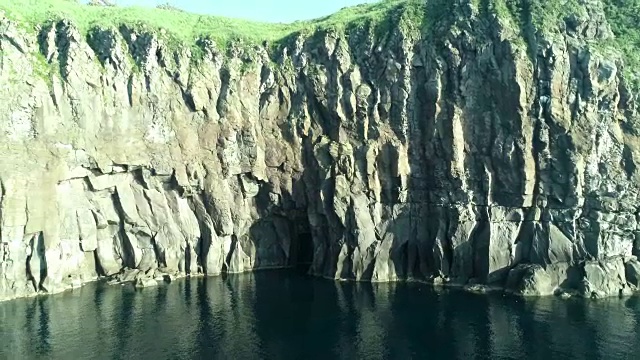 乌连岛(韩国东海唯一的岛屿城市)的Gwaneumdo岛在夏天的景色视频素材