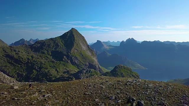 一个女孩背着背包在山里旅行视频素材