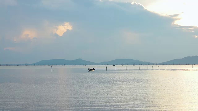 宁静的日出场景，多云的天空和海景，宁静的背景。视频素材