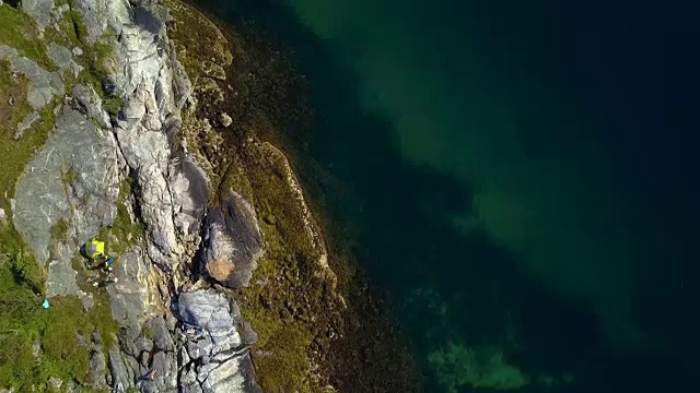 飞过多岩石的海角和大海。视频素材