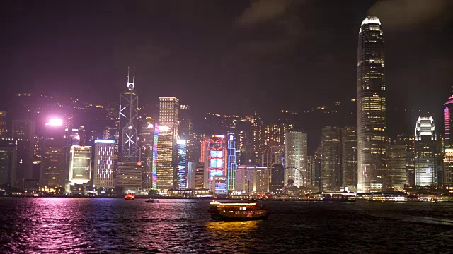 国际金融中心大楼及维多利亚港邮轮码头的夜景视频素材