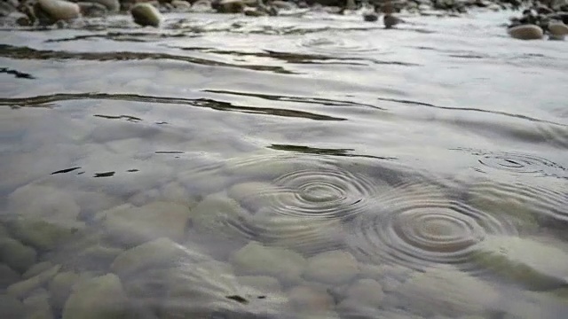 雨落在山河上。视频素材