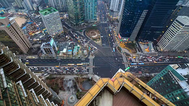 首尔麻坡市的公德五通路口和城市建筑夜景视频素材