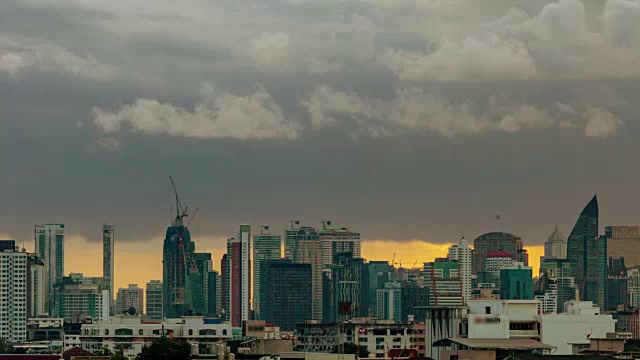 日落在曼谷城市:今晚的一天时间推移灰色的云天空与城市景观。视频素材