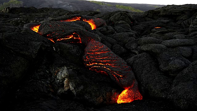 从夏威夷岛上的kiiaeua火山缓慢的熔岩流的宽镜头视频素材