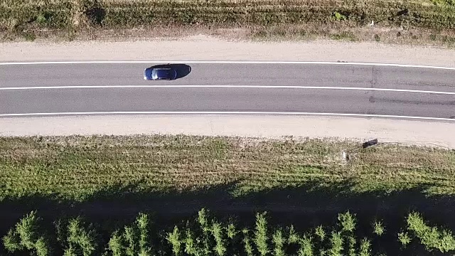 汽车在穿过森林的道路上行驶。视频素材