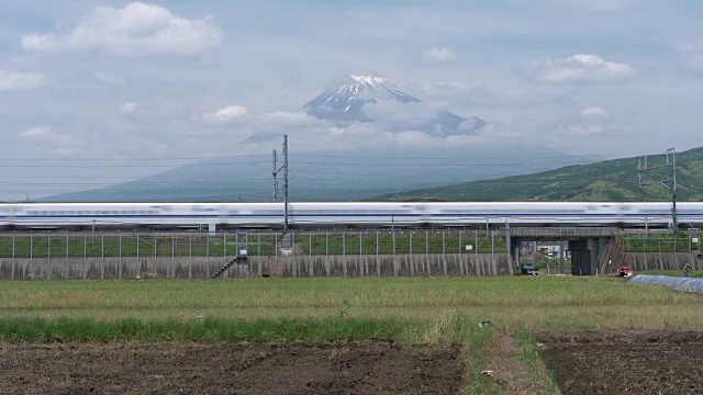 经过富士山的子弹头列车视频素材