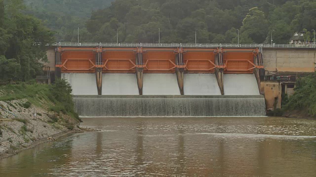 泰国南邦王河基洛姆水电站的溢洪道。视频素材