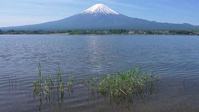 富士山越过川口湖(慢镜头)视频素材